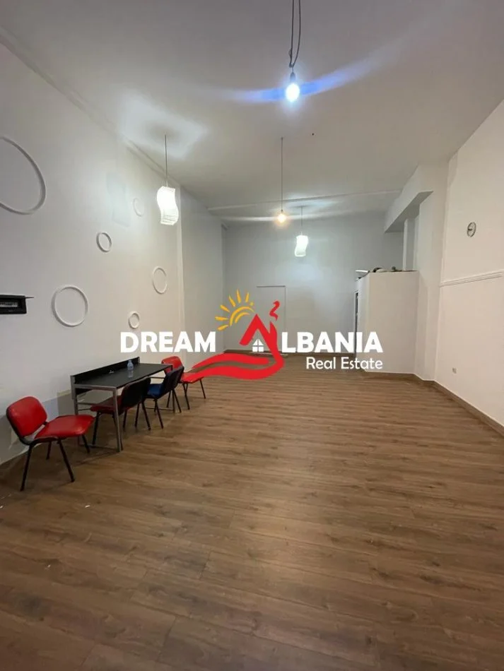 Tirane, jepet me qera zyre , 62 m² 350 € (Ish Parku)