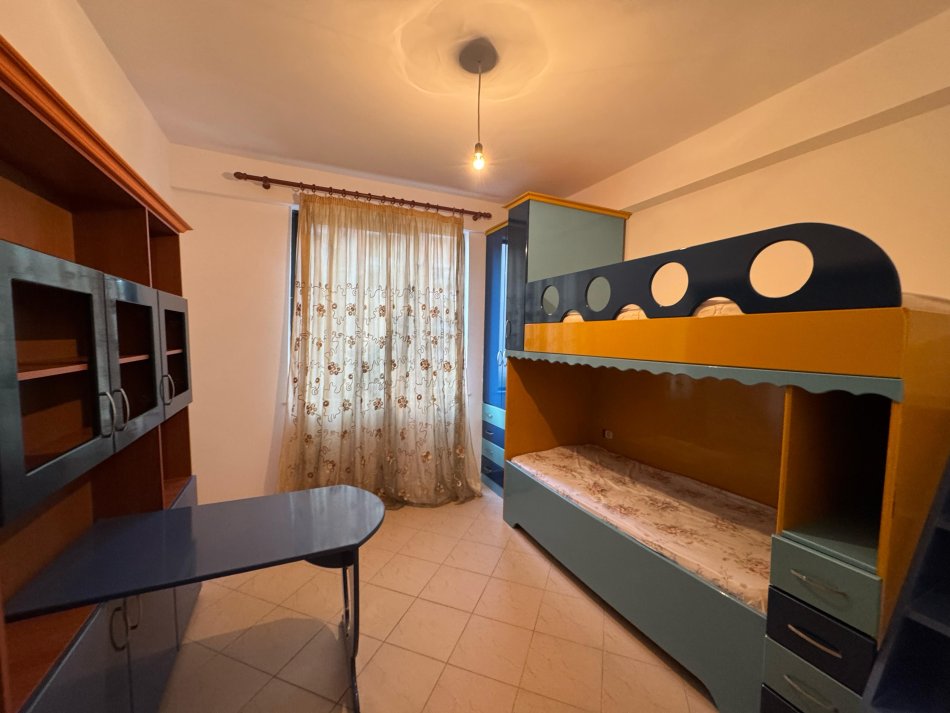Tirane, jepet me qera apartament 2+1+Ballkon Kati 2, 85 m² 400 € (yzberisht)