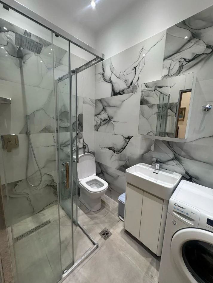 Tirane, jepet me qera shtepi 2+1+Aneks+Ballkon Kati 2, 120 m² 600 € (rruga Myslym Shyr)