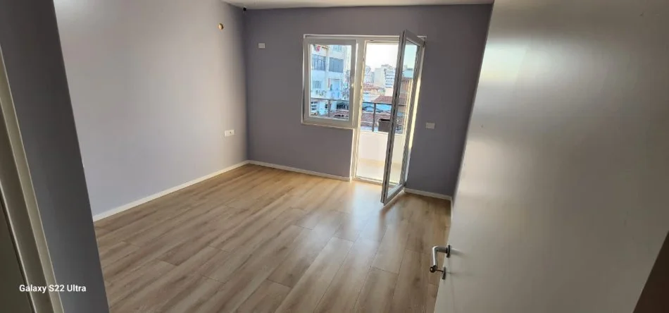 Tirane, jepet me qera apartament 2+1+Ballkon Kati 4, 90 m² 500 € (Pazari i Ri)