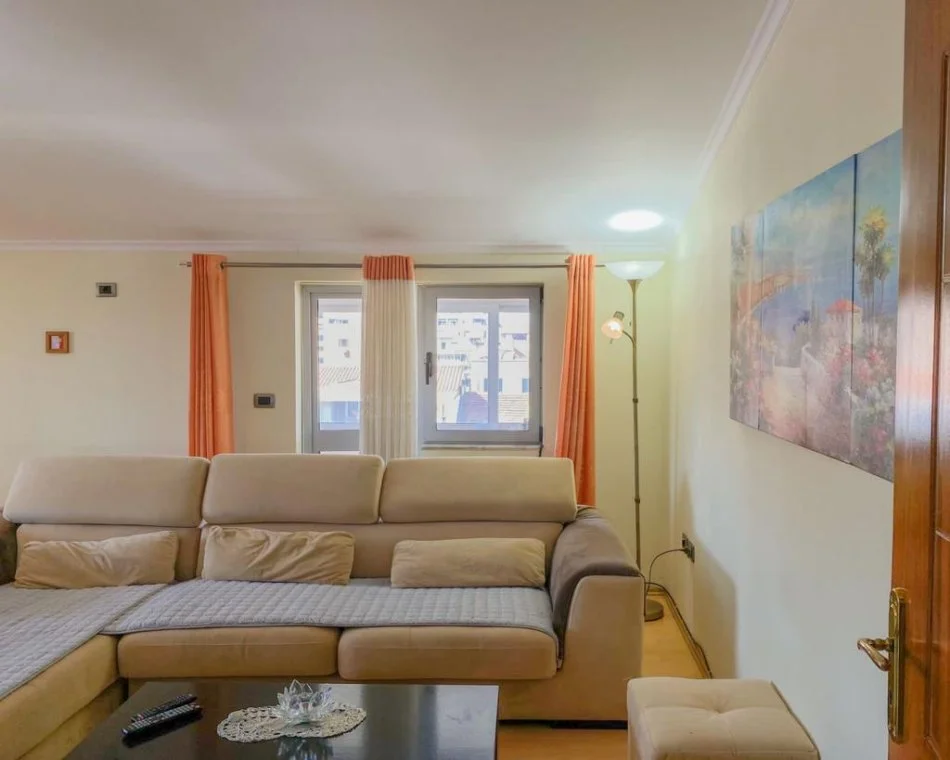 Tirane, jepet me qera apartament 2+1+Ballkon Kati 4, 110 m² 700 € 