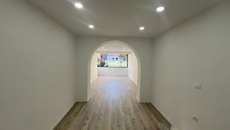 Tirane, jepet me qera ambjent biznesi Kati 0, 46 m² 450 € (Gjik Kuqali)