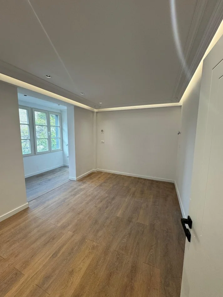 Tirane, jepet me qera ambjent biznesi Kati 1, 145 m² 1.300 € (Tregu Elektrik)