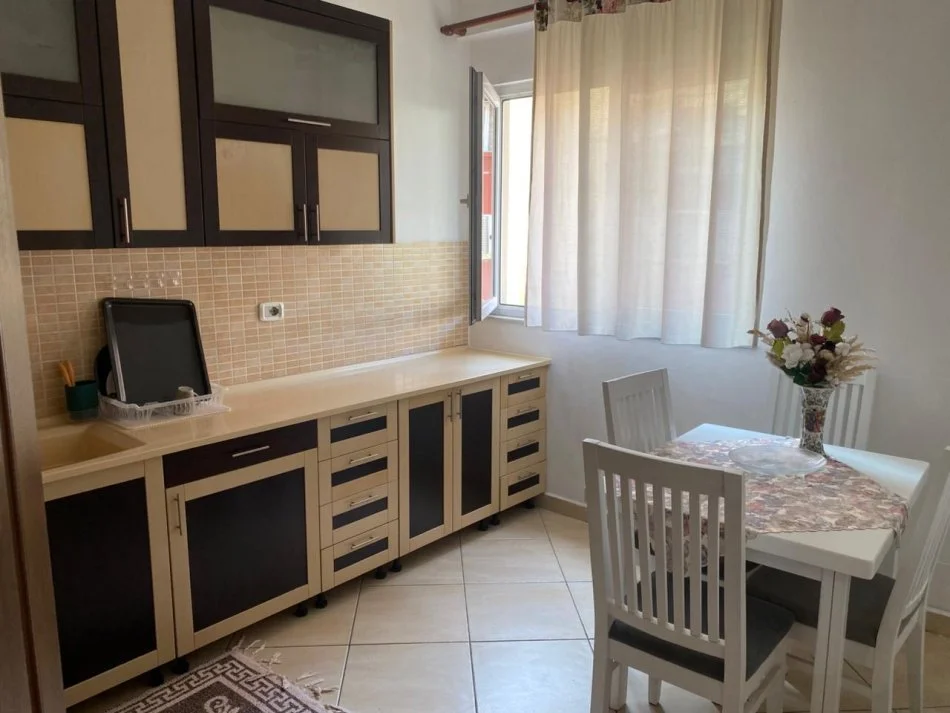 Tirane, jepet me qera apartament 2+1+Ballkon Kati 3, 115 m² 500 € (Fondacioni Eleonor)