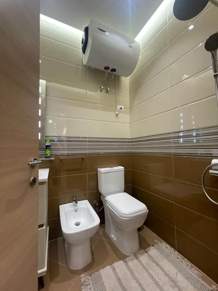 Tirane, jepet me qera apartament 3+1+Ballkon Kati 6, 163 m² 2.500 € (Qender)