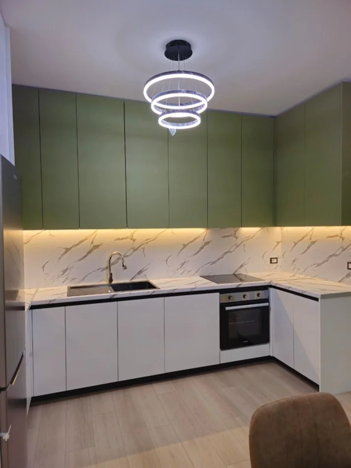 Tirane, jepet me qera apartament 2+1+Ballkon Kati 4, 120 m² 1.300 € (Liqeni i Thatë)