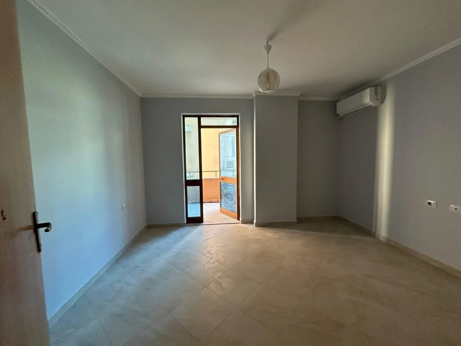Tirane, jepet me qera apartament 2+1+Ballkon Kati 3, 125 m² 600 € (QIRA APARTAMENT PER ZYRA OSE BANIM!)