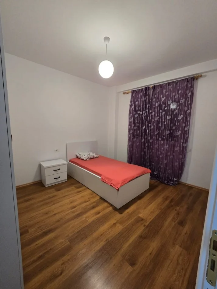 Tirane, jepet me qera apartament 2+1 , 700 € (ali demi)