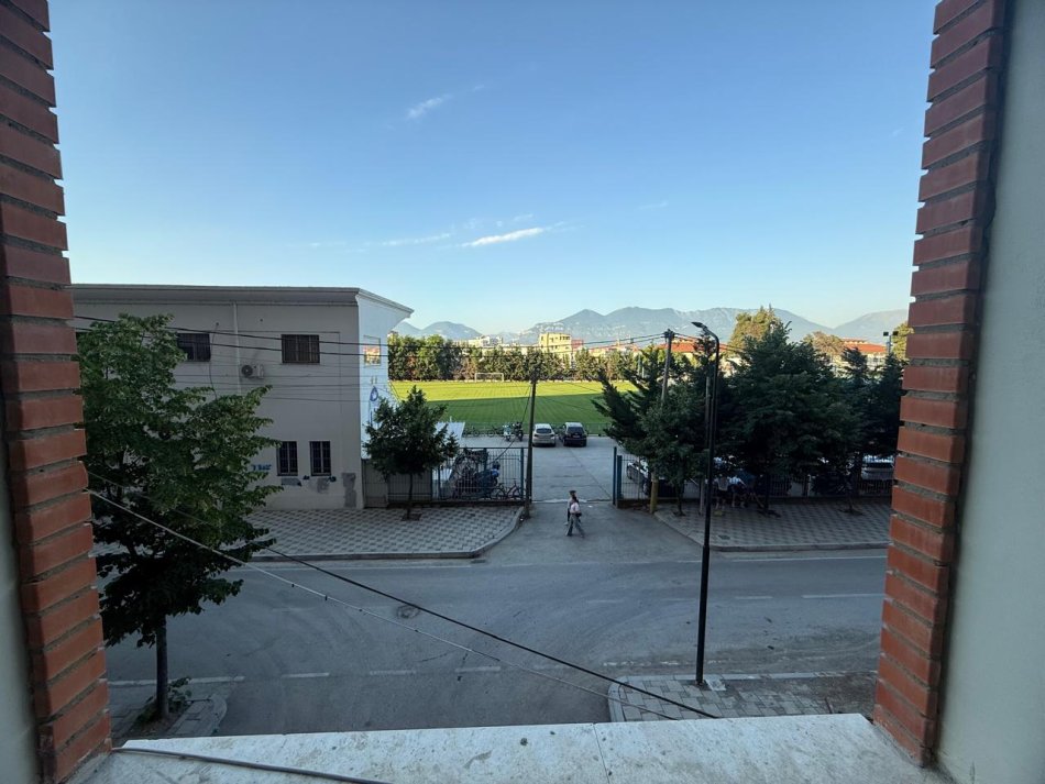 Tirane, jepet me qera ambjent biznesi Kati 1, 60 m² 400 €