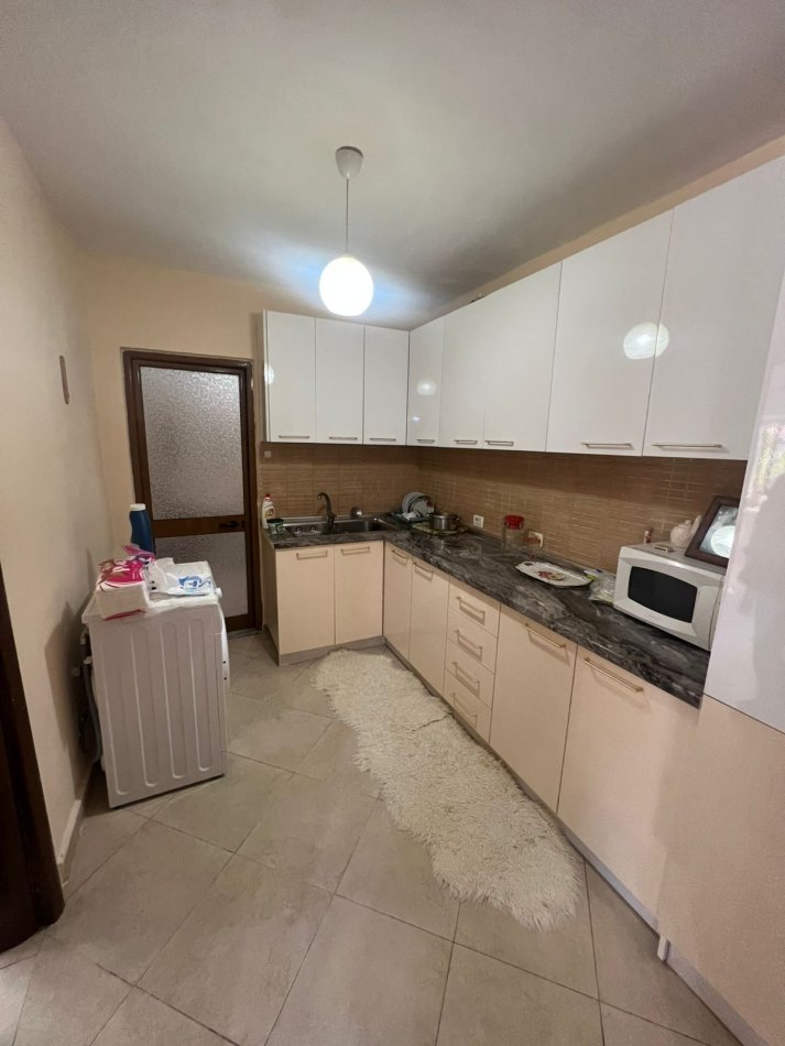 Tirane, jepet me qera apartament 2+1 Kati 1, 85 m² 750 € (Oxhaku)