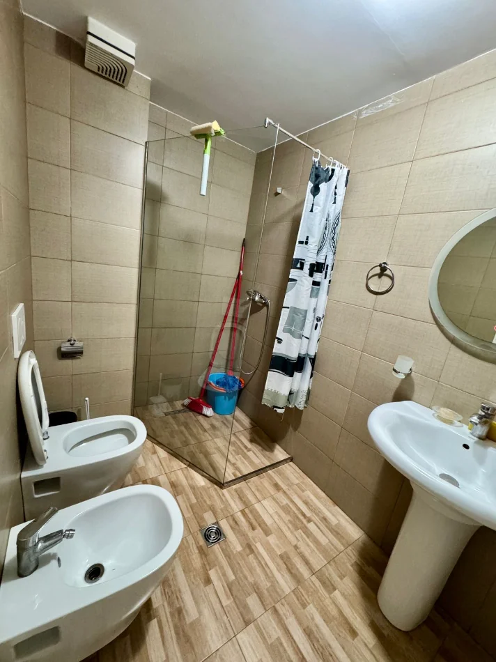 Tirane, jepet me qera apartament 1+1 Kati 10, 70 m² 700 € (Komuna e Parisit)