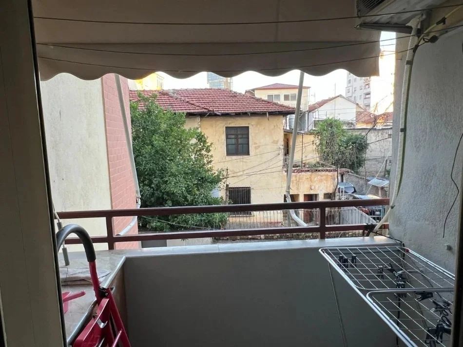 Tirane, jepet me qera apartament 1+1+Ballkon Kati 1, 65 m² 500 € (Rruga Fortuzi)