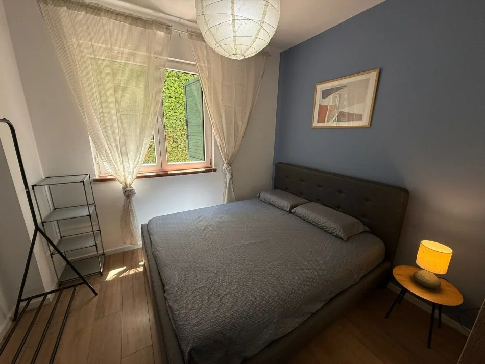 Tirane, jepet me qera apartament 1+1+Ballkon Kati 2, 49 m² 550 € (kodra e diellit 1)