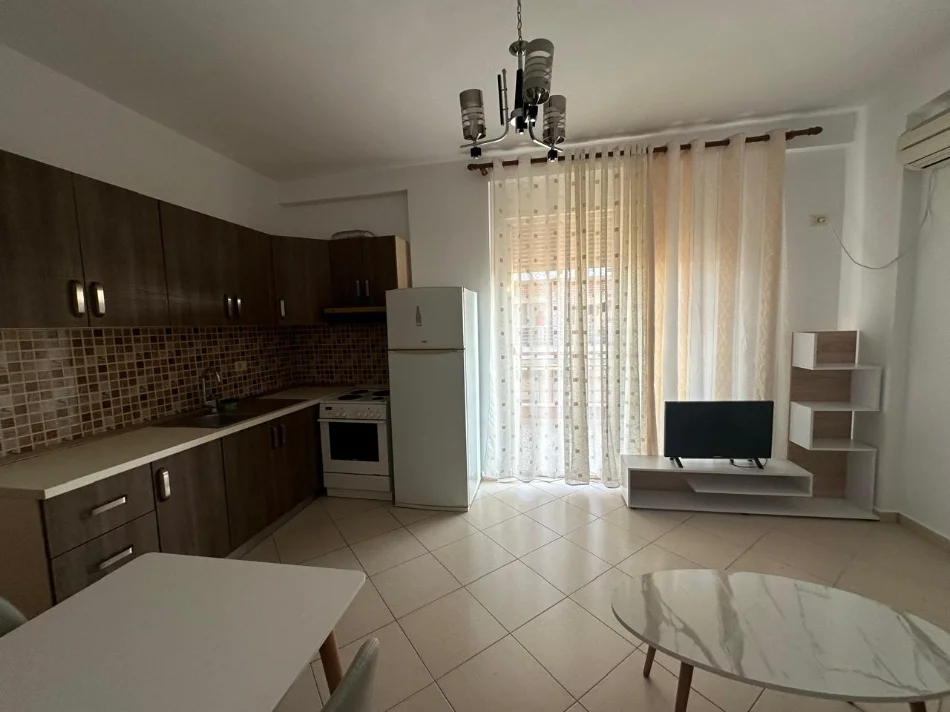 Tirane, jepet me qera apartament 1+1 Kati 4, 65 m² 400 € (Fresku)