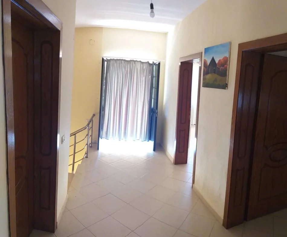 Tirane, jepet me qera Vile 3 Katshe me Parking  210 m² 1.800 € (Don Bosko)