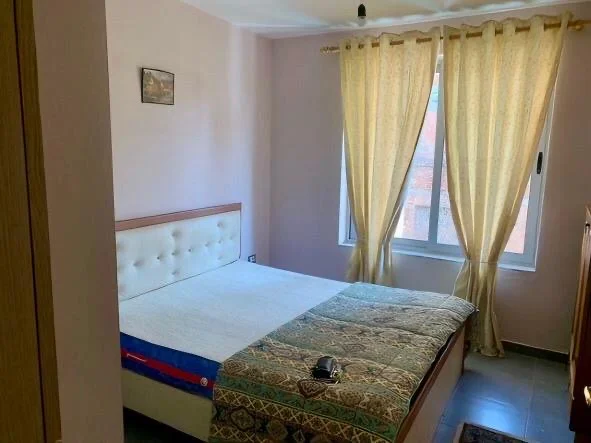 Tirane, jepet me qera apartament 1+1+Ballkon , 70 m² 370 € (Vangjel capo)