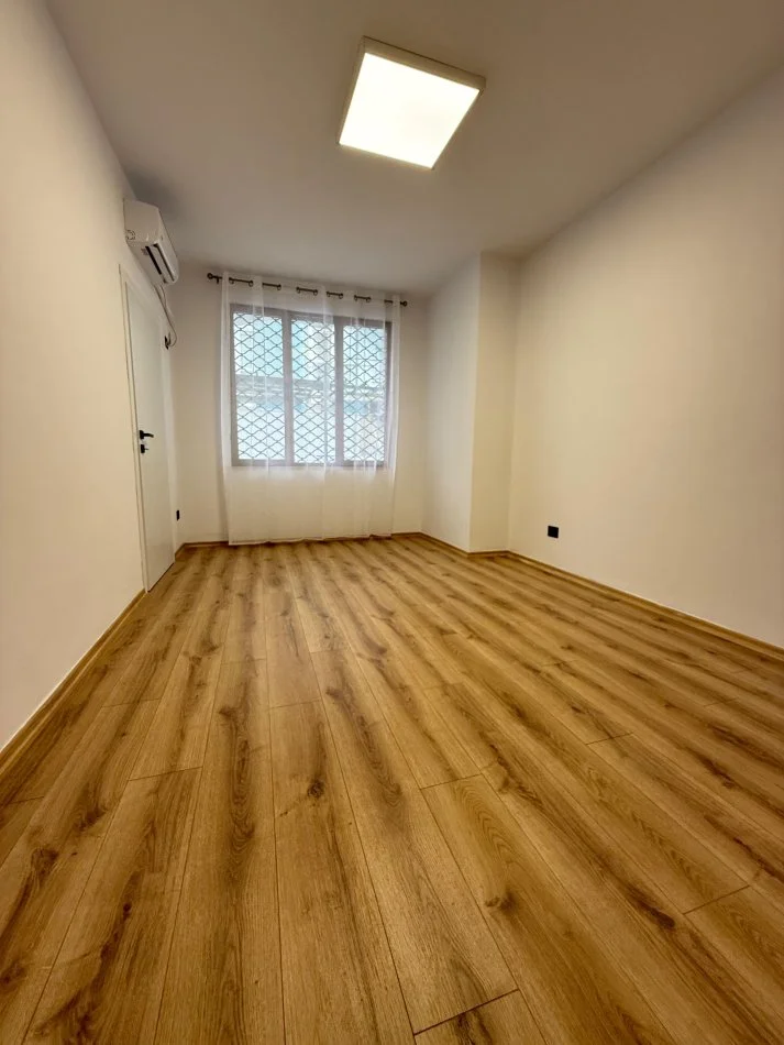Tirane, jepet me qera ambjent biznesi Kati 1, 67 m² 800 € (Ish Ekspozita)