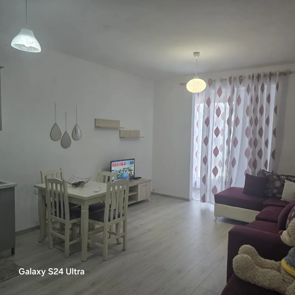 Tirane, jepet me qera apartament 1+1 Kati 2, 65 m² 40.000 Lek (Bar Sorriso ne Astir)