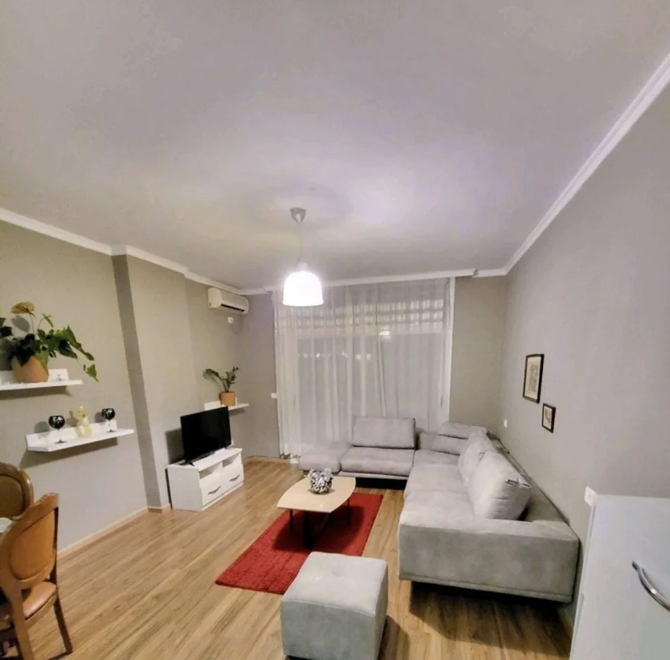 Tirane, jepet me qera apartament 1+1+Ballkon Kati 11, 75 m² 650 € (Komuna e Parisit)