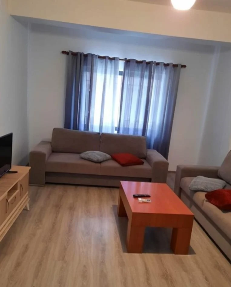 Tirane, jepet me qera apartament 2+1+Ballkon Kati 1, 100 m² 400 € (Xhamlliku)