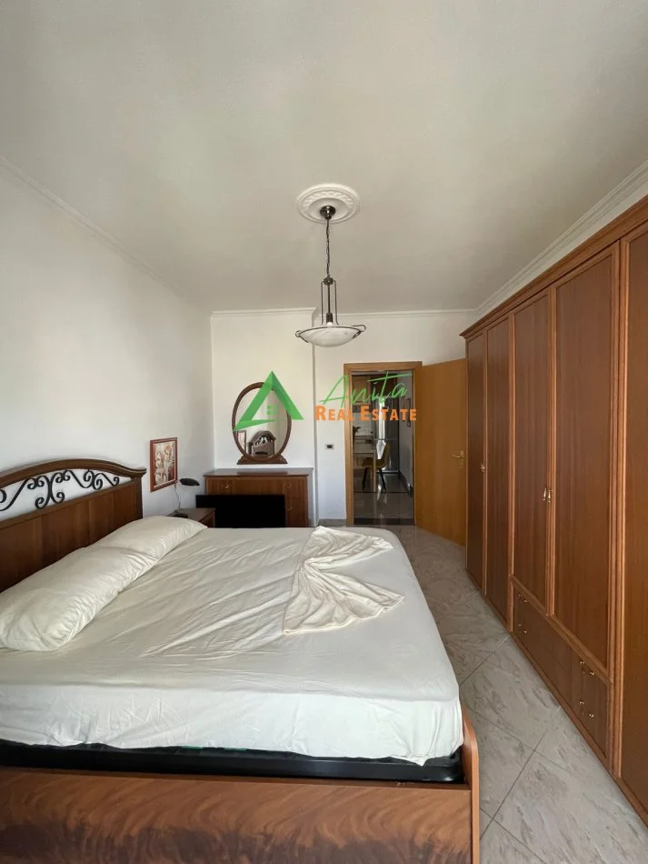 Tirane, jepet me qera apartament 2+1+Ballkon Kati 8, 145 m² 800 € (Bllok)