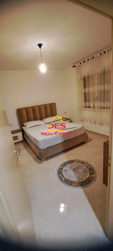 Vlore, jepet me qera apartament 1+1+Ballkon Kati 8, 70 m² 400 € (Lungomare)