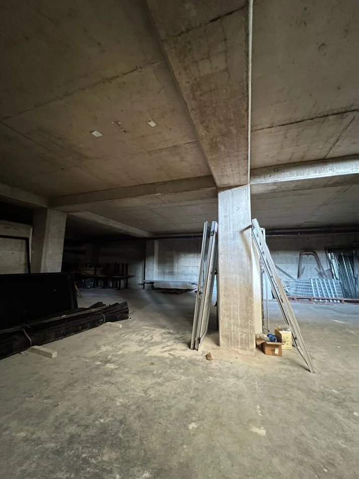 Tirane, jepet me qera magazine , 1.000 m² 2.500 € (Autostrada Tiranë–Durrë)