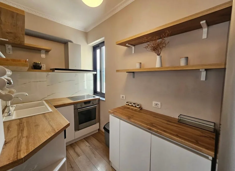 Tirane, jepet me qera apartament 2+1+Ballkon , 1.500 € (Rruga Kosovarëve)