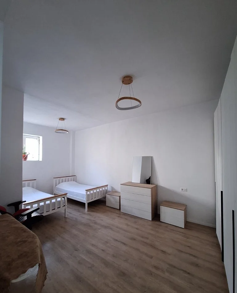 Tirane, jepet me qera apartament 1+1+Ballkon Kati 2, 75 m² 600 € (rruga e Barrikadave prane Gjimnazit Sami Frasheri)