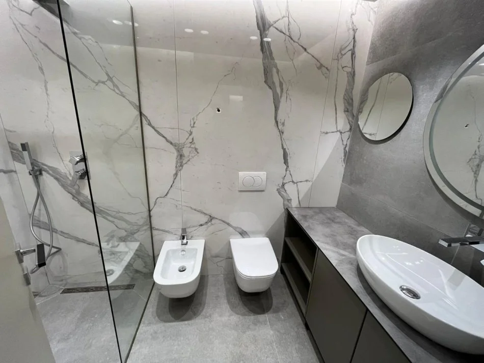 Tirane, jepet me qera apartament 3+1+Ballkon Kati 1, 145 m² 1.800 € (Kodra e diellit 2)