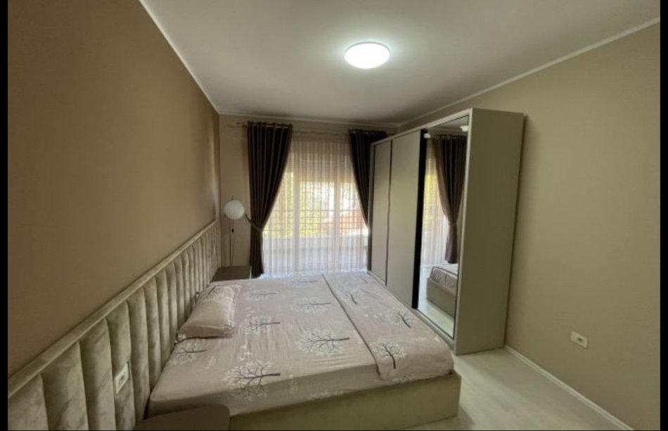 Tirane, jepet me qera apartament 3+1 Kati 4, 189 m² 1.300 € (Liqeni Artificial)