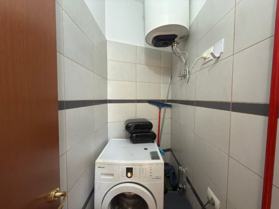 Tirane, jepet me qera apartament 2+1+Ballkon Kati 6, 125 m² 1.000 € (9 Katëshet)