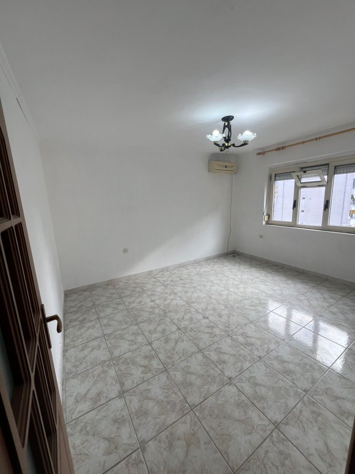 Tirane, jepet me qera apartament 3+1 Kati 6, 120 m² 500 € (Myslym Shyri)