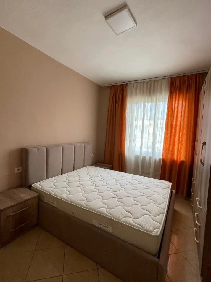 Tirane, jepet me qera apartament 1+1 Kati 4, 45 m² 450 € (Barrikadave)
