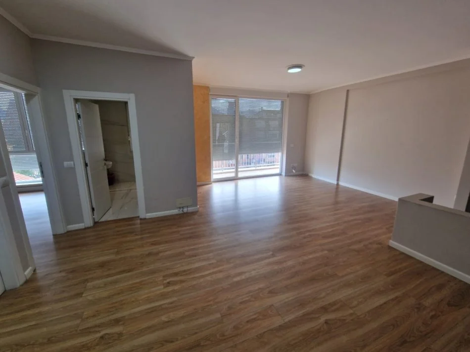 Tirane, jepet me qera zyre Kati 3, 121 m² 1.000 € (21 Dhjetori)