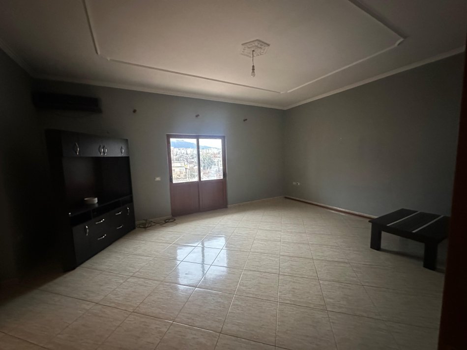 Tirane, jepet me qera apartament 3+1+Ballkon Kati 3, 130 m² 400 € (Fresk)