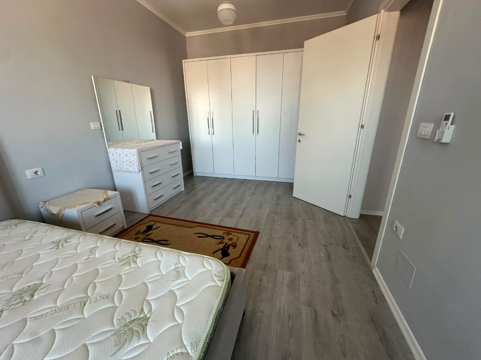 Tirane, jepet me qera apartament 2+1+Ballkon Kati 4, 10 m² 600 € 