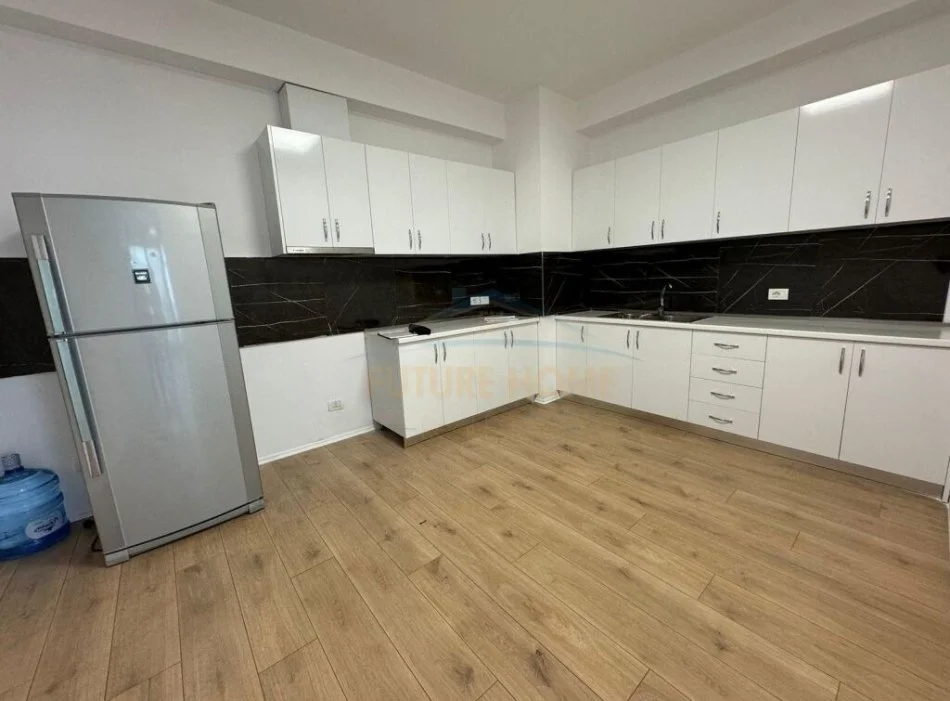 Tirane, jepet me qera apartament 2+1 Kati 4, 114 m² 1.400 € (Blloku)