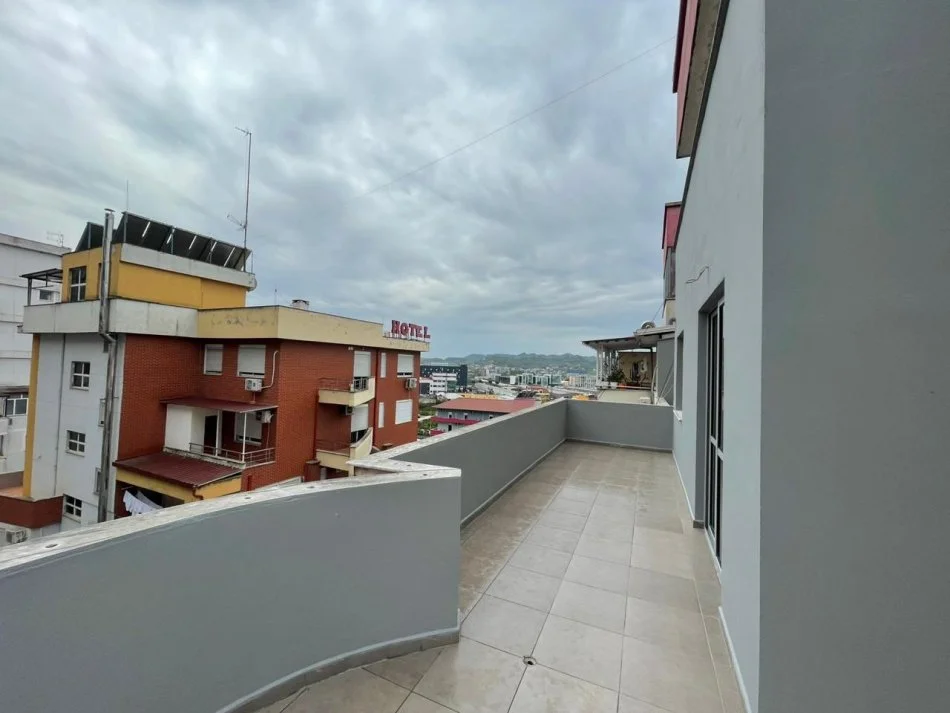 Tirane, shitet apartament 1+1 Kati 7, 123 m² 120.000 € (Pallatet e Verdha)