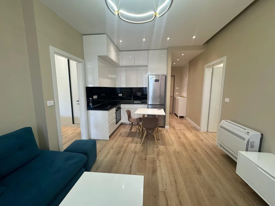 Tirane, jepet me qera apartament 2+1 Kati 5, 120 m² 750 € 