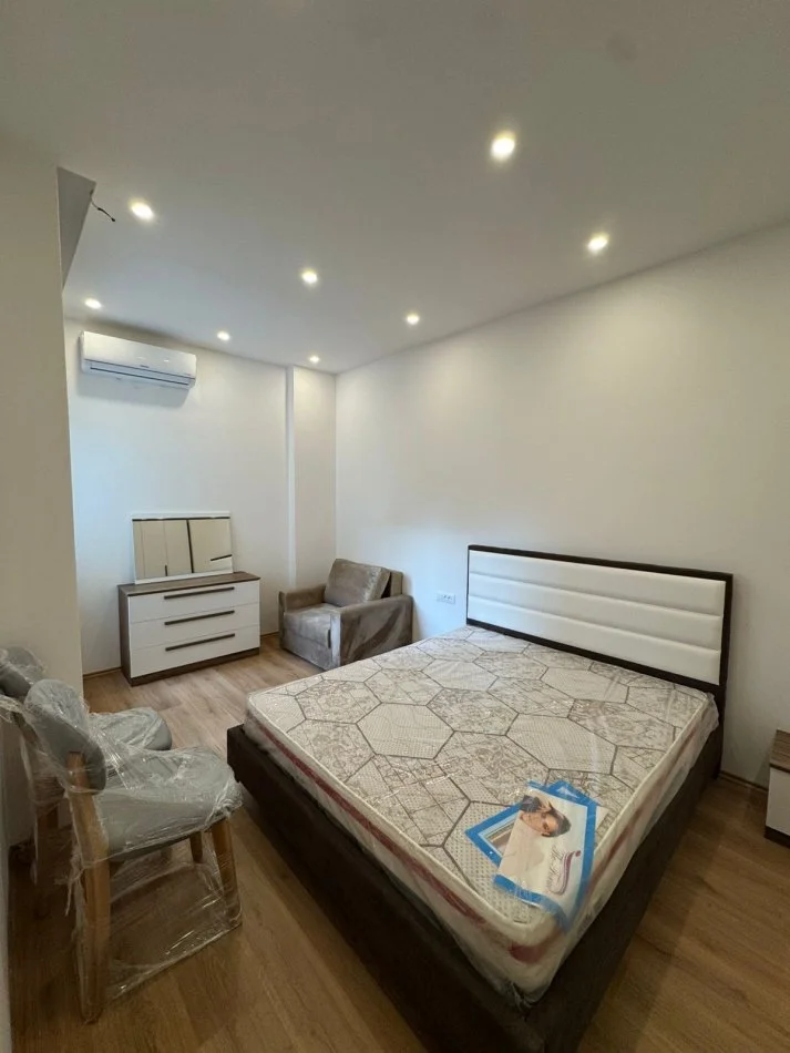 Tirane, jepet me qera apartament 1+1 Kati 4, 59 m² 600 € (Sheshi willson)