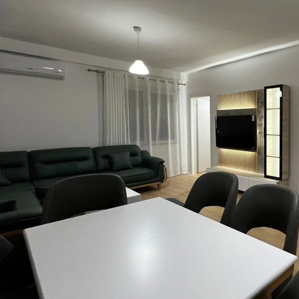 Tirane, jepet me qera apartament 1+1+Ballkon , 600 € (Kinistudio)