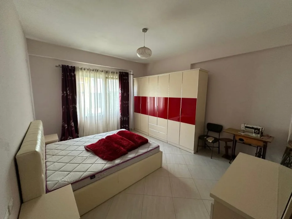 Tirane, jepet me qera apartament 3+1 Kati 2, 150 m² 700 € (Rruga Ullishtes)