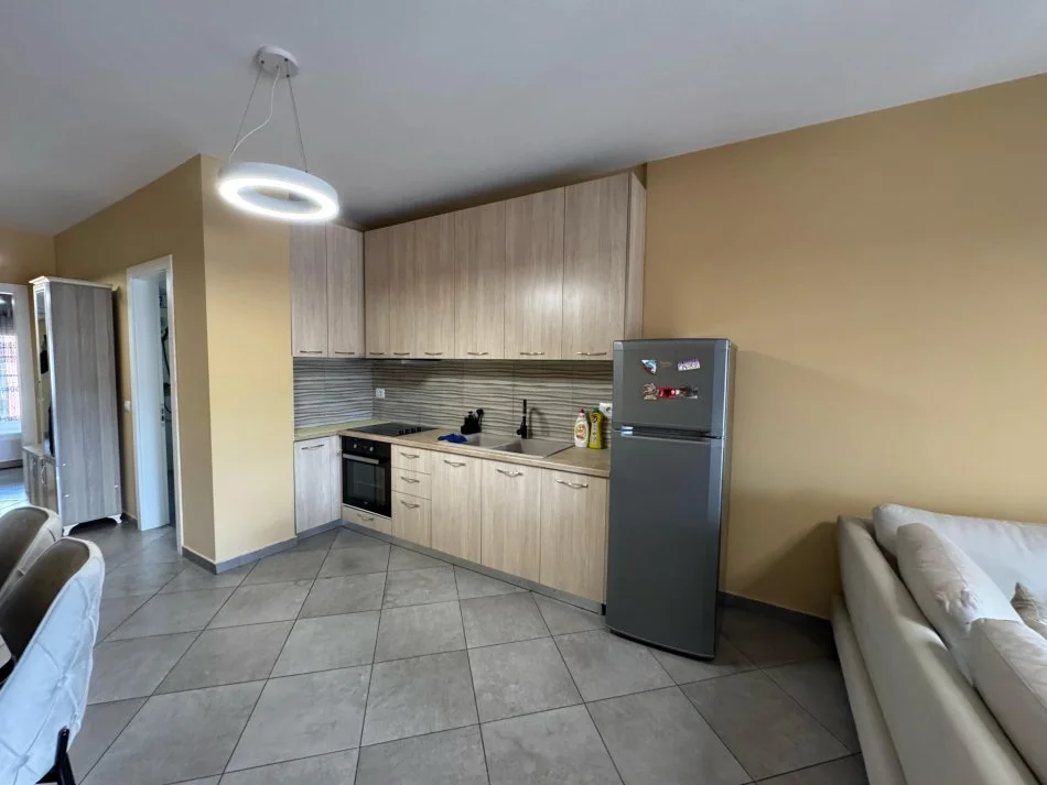 Tirane, jepet me qera apartament 1+1 Kati 5, 59 m² 600 € (Rezidenca Quartum)
