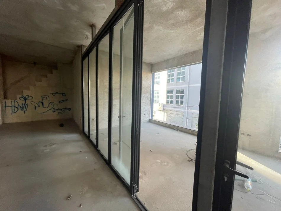 Tirane, jepet me qera ambjent biznesi Kati 2, 900 € 