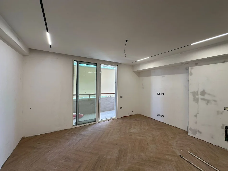 Tirane, shitet apartament 2+1+Ballkon , 101 m² 320.000 € (Ish Ekspozita)