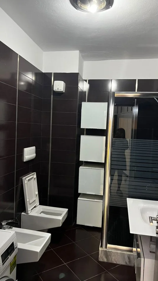Tirane, jepet me qera apartament 2+1+Ballkon Kati 3, 90 m² 750 € (SULEJMAN DELVINA)