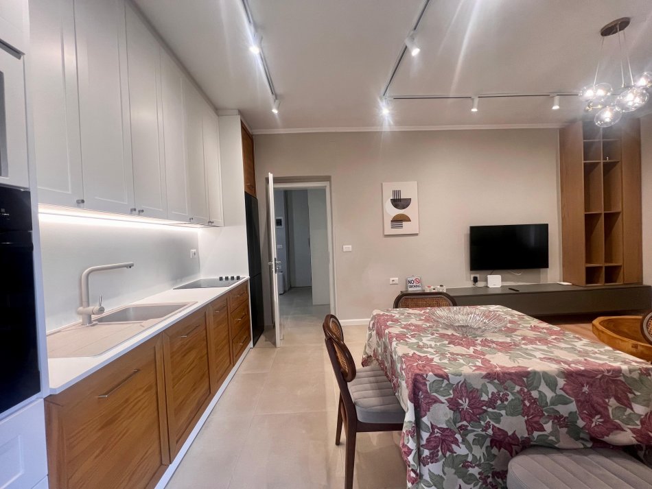 Tirane, jepet me qera apartament 2+1+Ballkon Kati 3, 80 m² 700 € (Pazari i Ri - Tiranë)