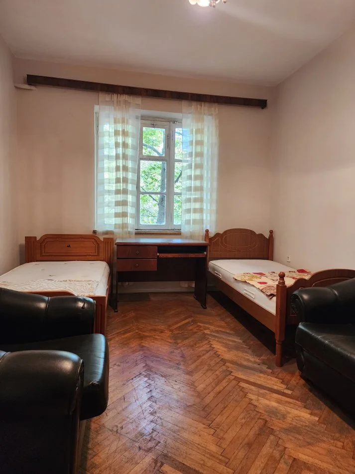 Tirane, jepet me qera apartament 2+1 Kati 2, 