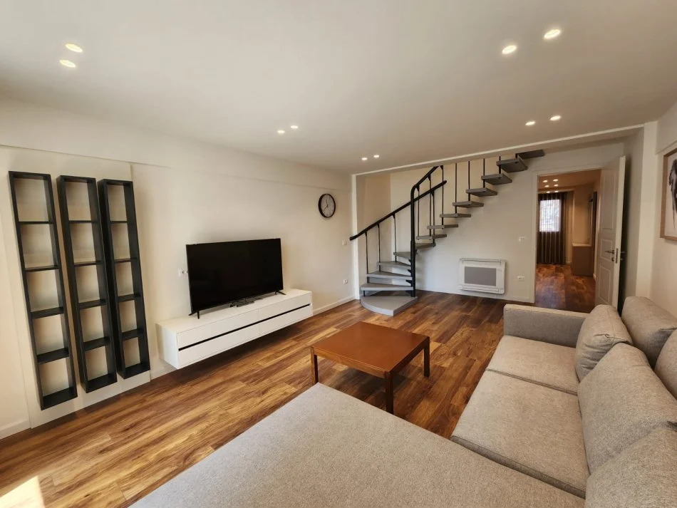 Tirane, jepet me qera apartament 2+1 , 120 m² 1.200 € (ne Qender)